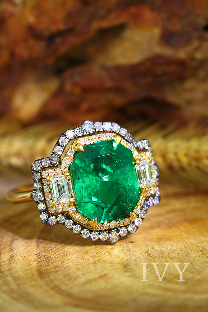 Emerald Colombia and Diamond Ring
